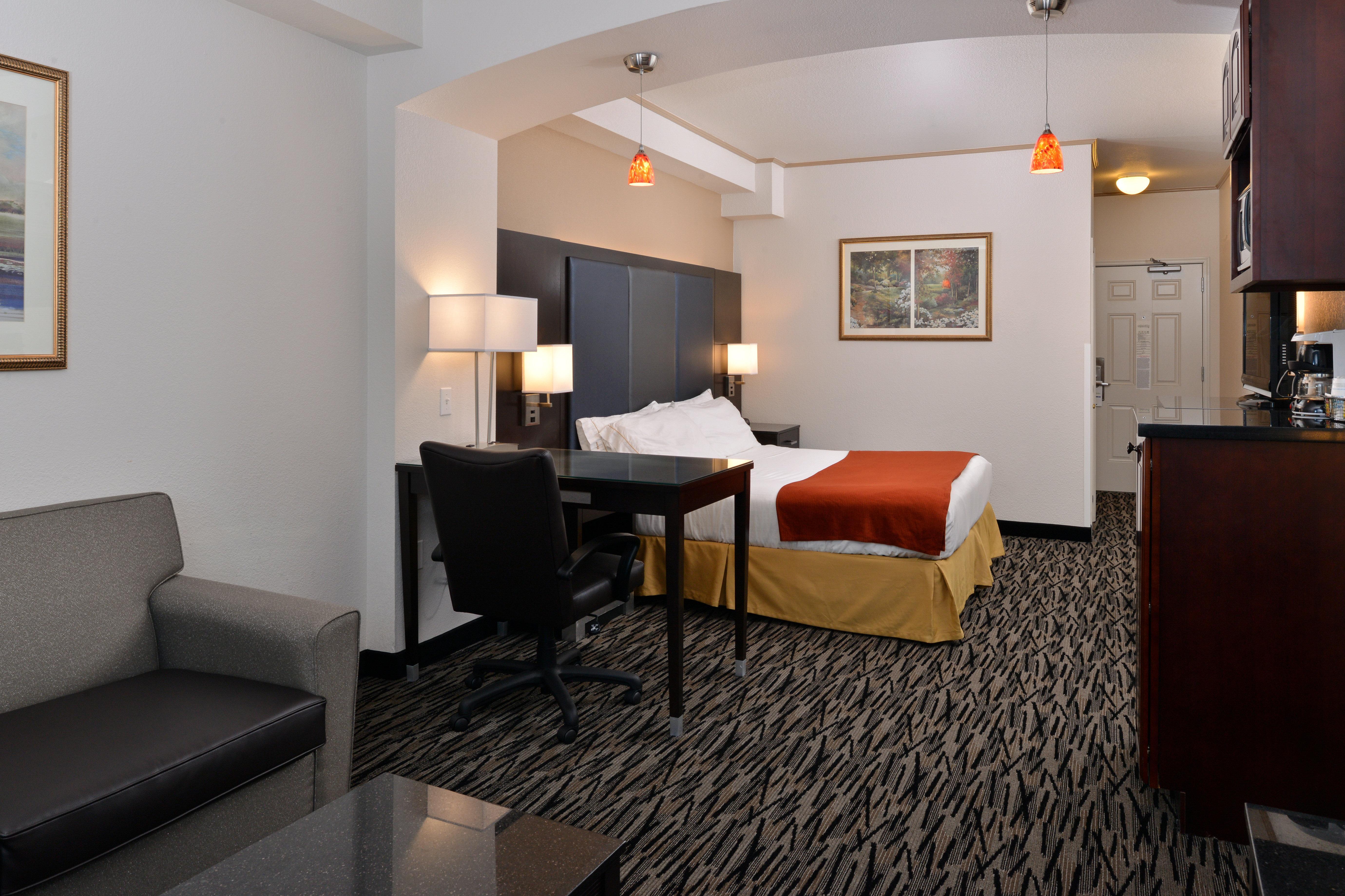 Holiday Inn Express & Suites Tacoma South - Lakewood By Ihg Exterior photo