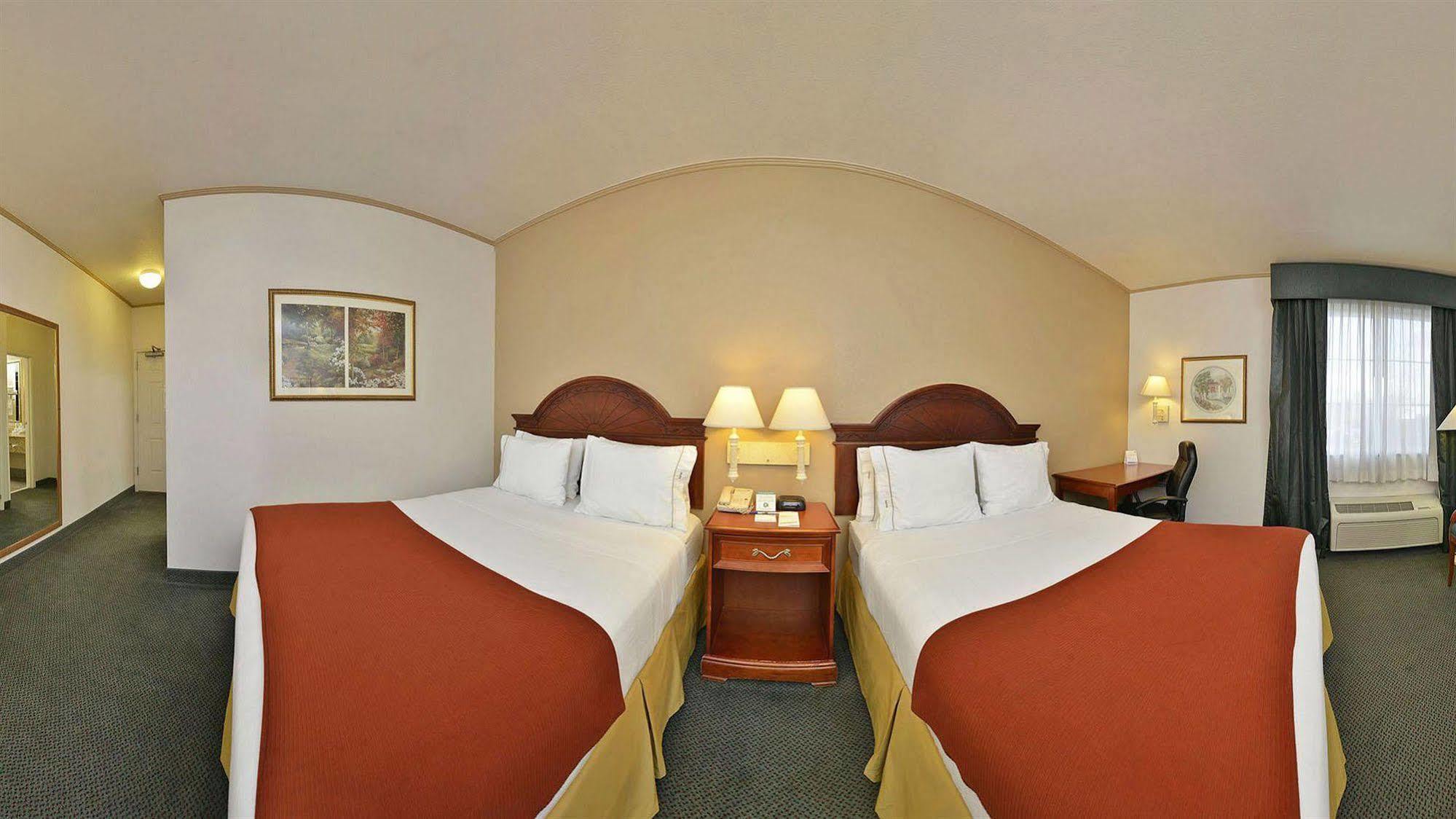 Holiday Inn Express & Suites Tacoma South - Lakewood By Ihg Exterior photo
